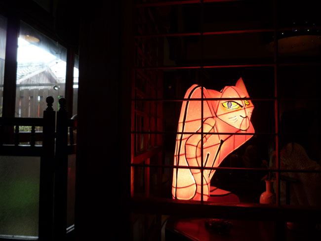踵屋敷（キビスヤシキ）ネコの照明