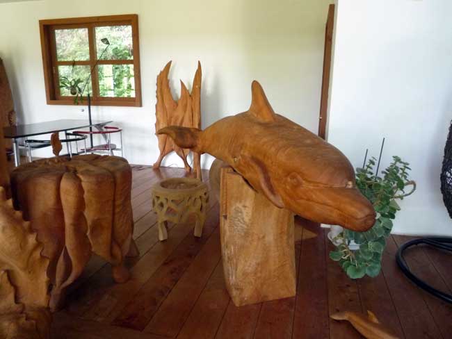 ピノグリ（Pinot Gris）イルカの彫刻