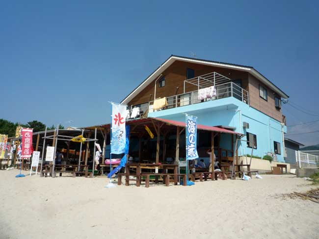 糸島深江海水浴場の海の家　波 ブルーの建物